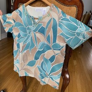 Short sleeve woman’s top